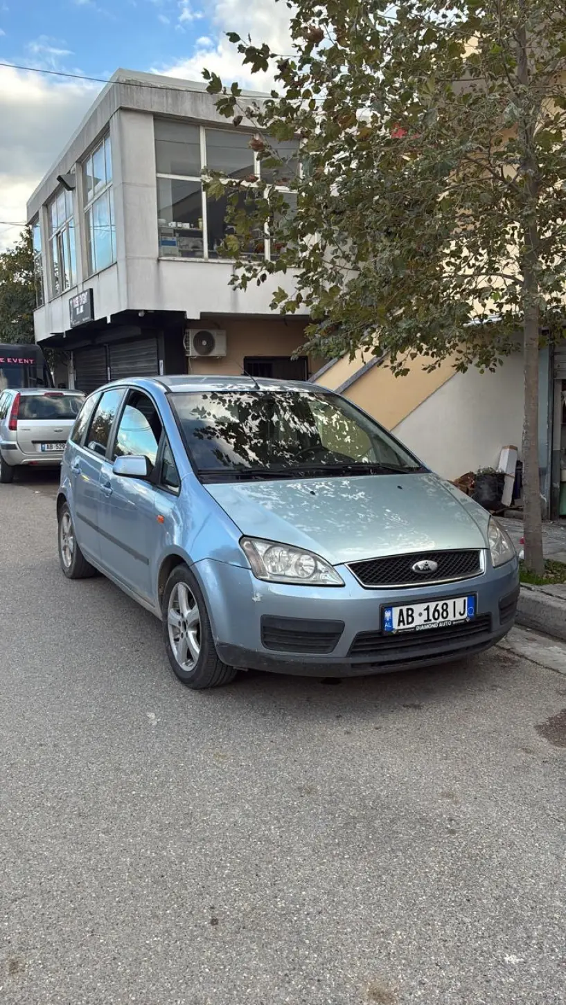 Noleggia un'auto a Durrës