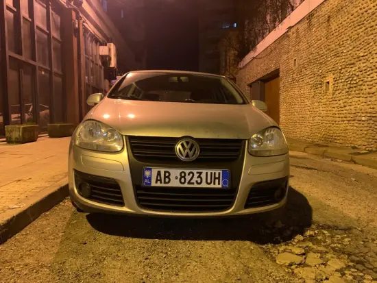 Louer une Volkswagen Golf 5 de l'année 2008 à Shkodër