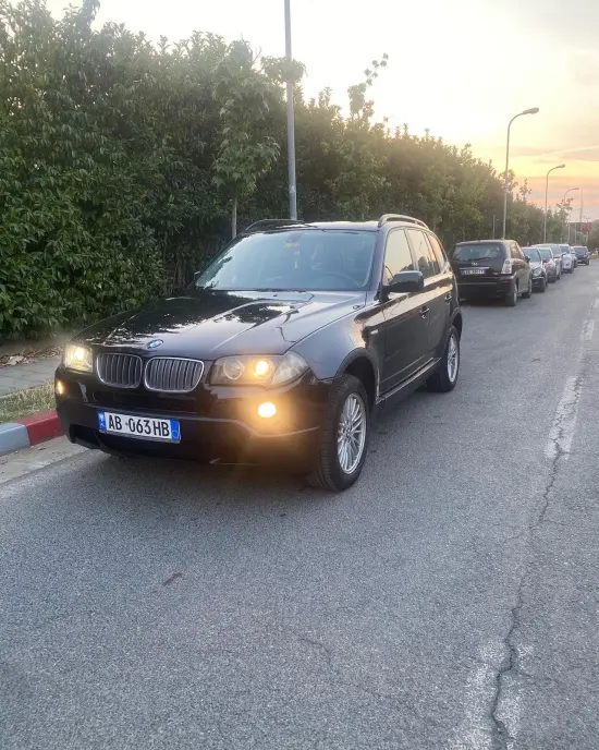 Noleggia una BMW X3 dell'anno 2009 a Tirana