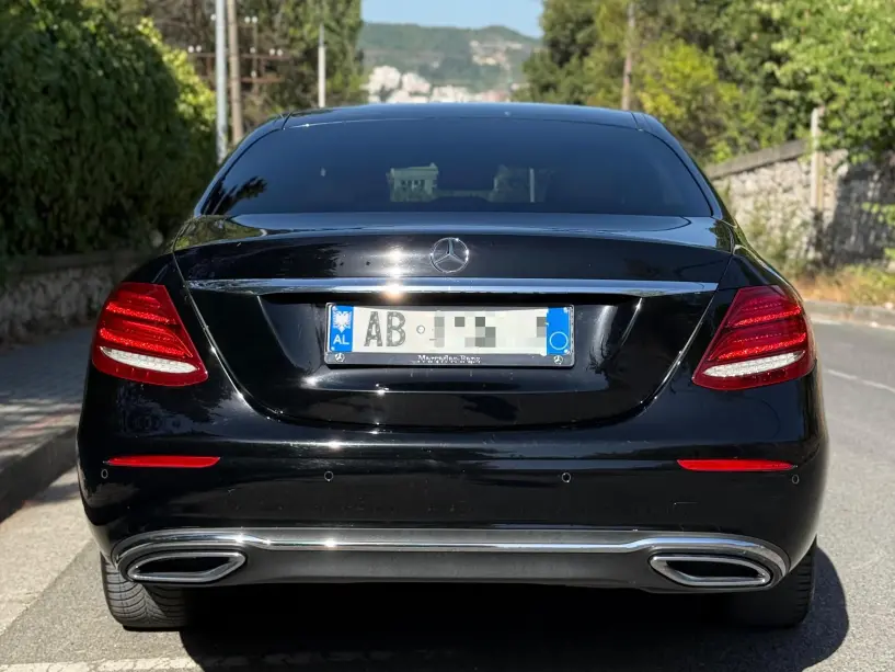 Alquila un coche en Tirana