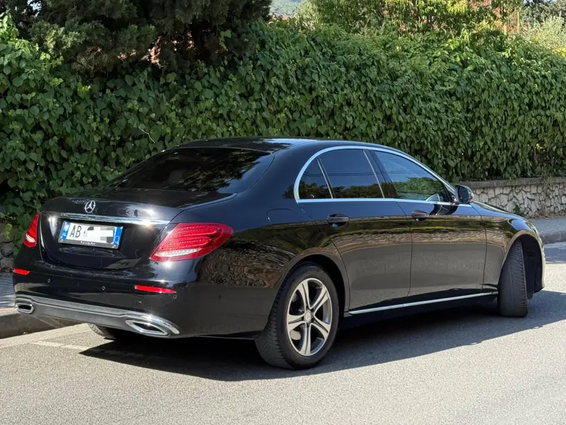 Alquila un coche en Tirana