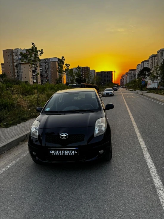 Noleggia una Toyota Yaris dell'anno 2008 a Tirana