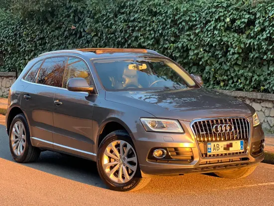 Louer une Audi Q5 de l'année 2015 à Tirana