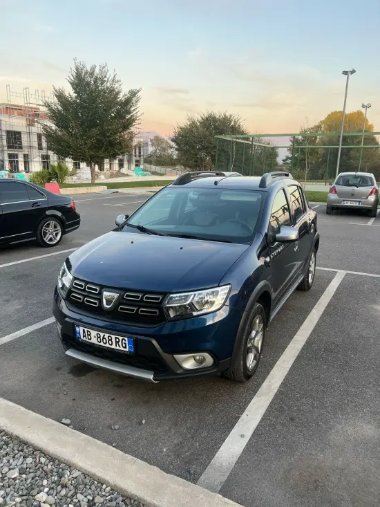 Noleggia una Dacia Sandero dell'anno 2022 a Tirana