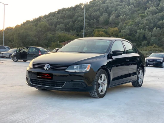 Wynajmij Volkswagen Jetta z 2014 roku w Tirana