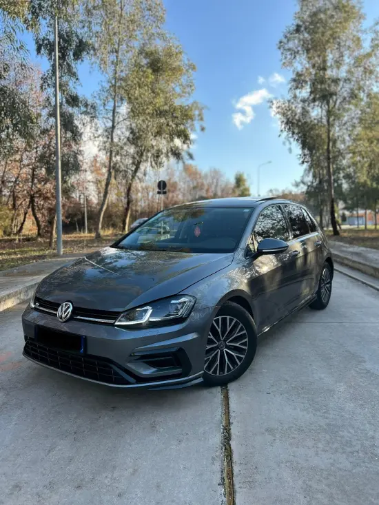 Louer une Volkswagen Golf 7 de l'année 2015 à Tirana