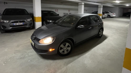 Wynajmij Volkswagen Golf 6 z 2011 roku w Tirana