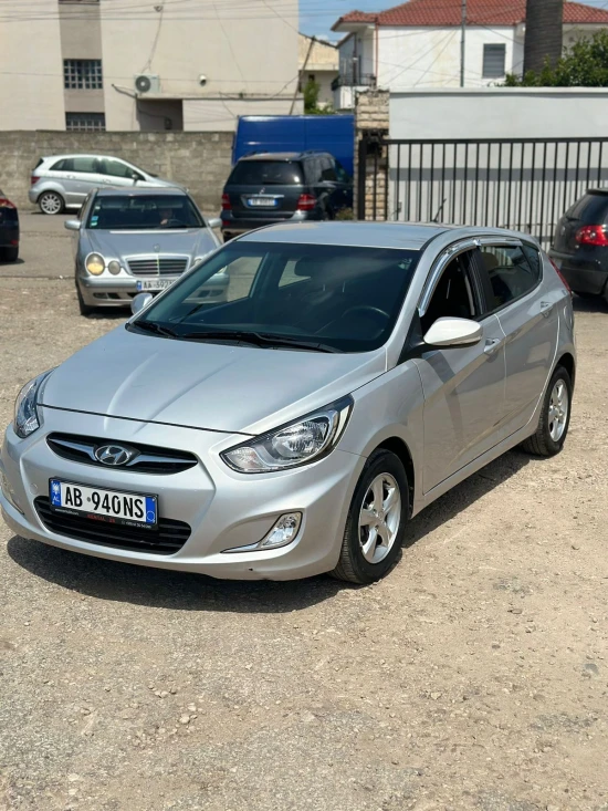 Louer une Hyundai Accent de l'année 2014 à Durrës