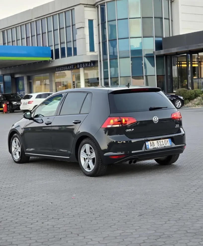 Noleggia un'auto a Tirana