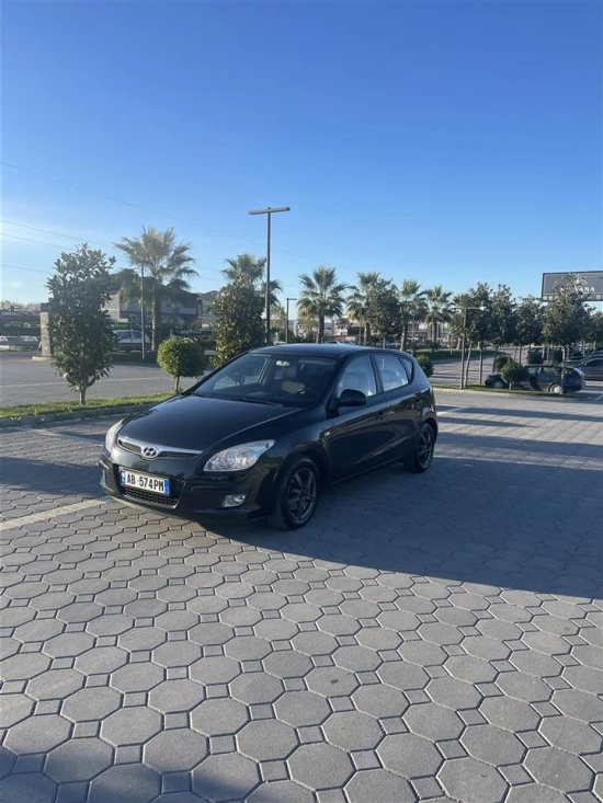 Wynajmij Hyundai i30 z 2011 roku w Tirana