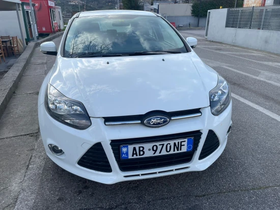 Merrni me qira një Ford Focus të vitit 2013 në Tirana