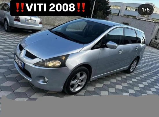 Noleggia una Mitsubishi Grandis dell'anno 2008 a Tirana