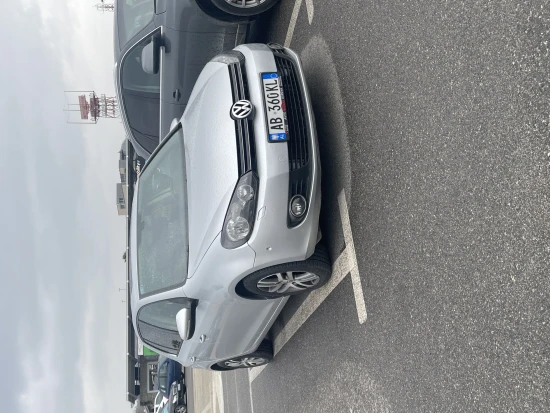 Merrni me qira një Volkswagen Golf 6 të vitit 2012 në Tirana