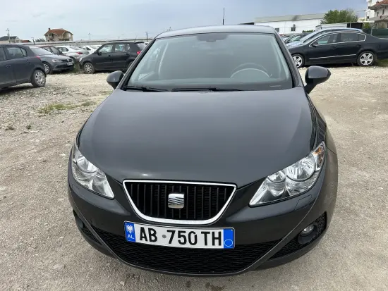 Noleggia una Seat Ibiza dell'anno 2013 a Tirana