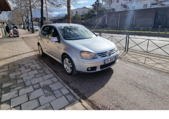 Louer une Volkswagen Golf 5 de l'année 2007 à Tirana