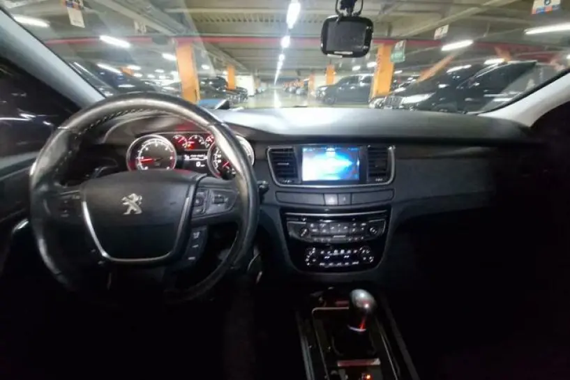 Merrni me qira një makinë në Tirana