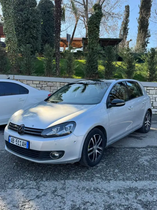 Louer une Volkswagen Golf 6 de l'année 2012 à Tirana