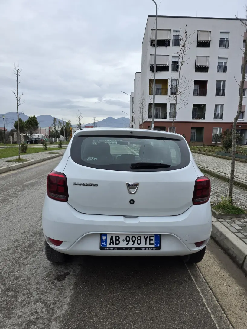 Merrni me qira një makinë në Tirana