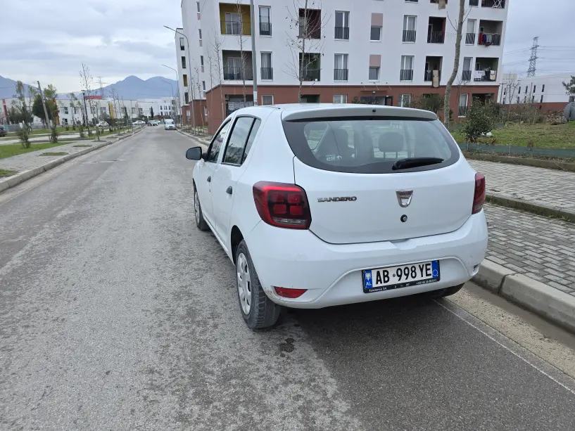 Merrni me qira një makinë në Tirana