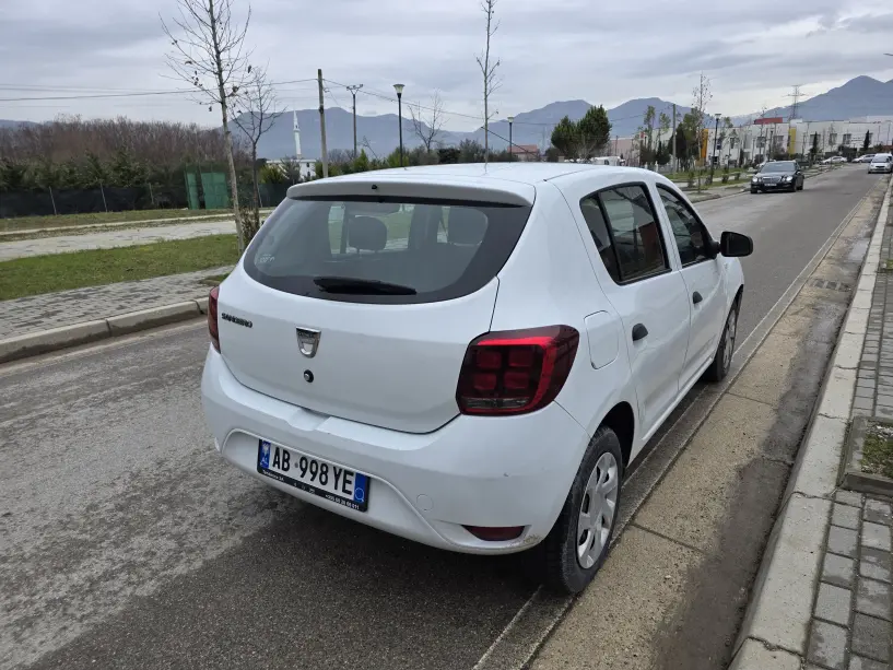 Merrni me qira një makinë në Tirana