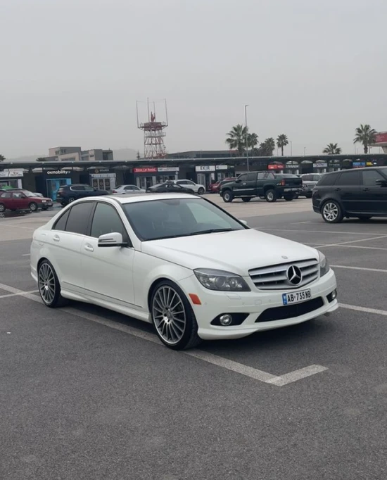 Louer une Mercedes-Benz C 300 de l'année 2010 à Tirana