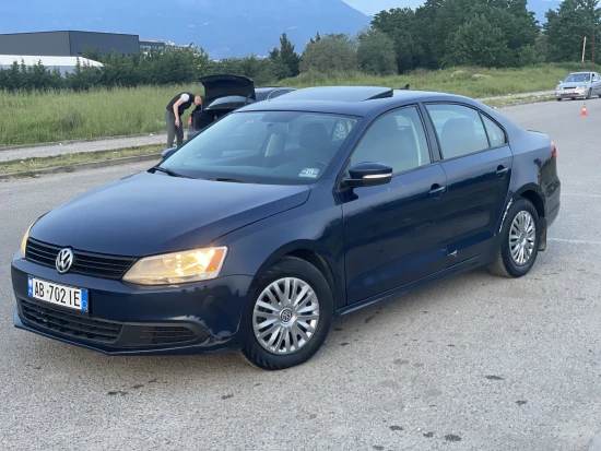 Wynajmij Volkswagen Jetta z 2013 roku w Tirana