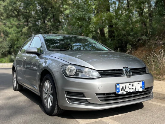 Louer une Volkswagen Golf 7 de l'année 2016 à Tirana