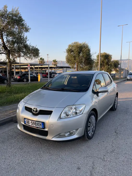Wynajmij Toyota Auris z 2009 roku w Tirana