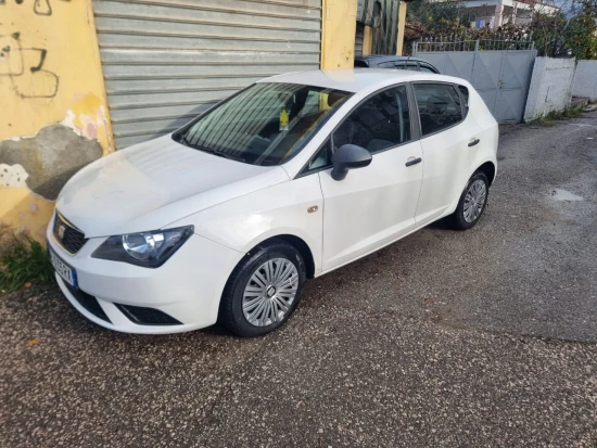 Merrni me qira një Seat Ibiza të vitit 2012 në Tirana