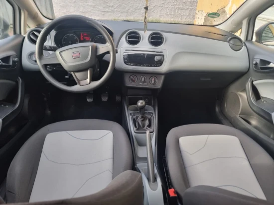Louer une Seat Ibiza de l'année 2012 à Tirana