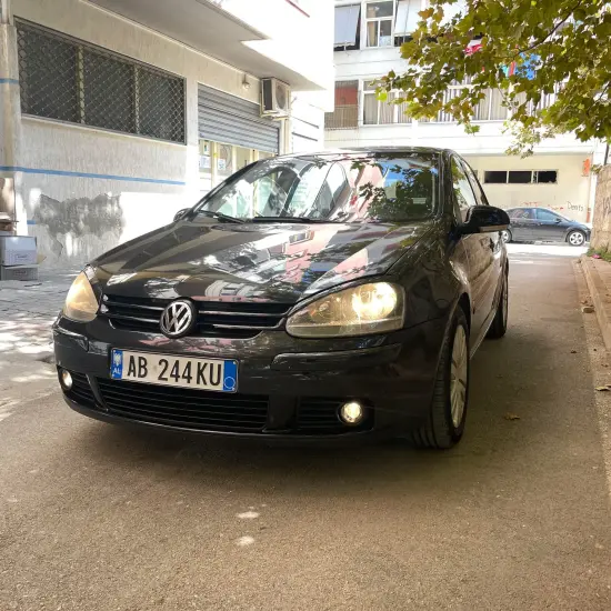 Alquila un 2005 Volkswagen Golf 5 en Vlorë