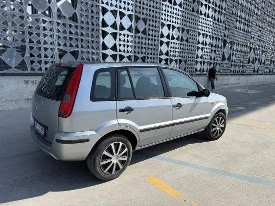 Louer une Ford Fusion de l'année 2008 à Tirana
