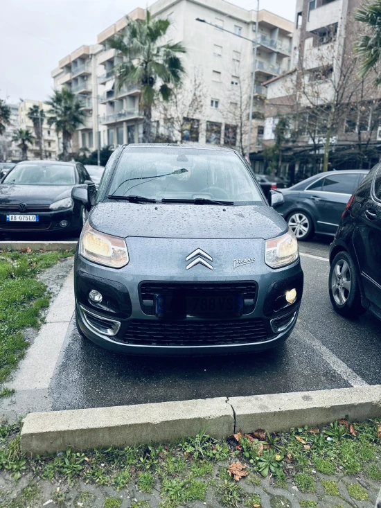 Merrni me qira një Citroën C3 Picasso të vitit 2010 në Durrës