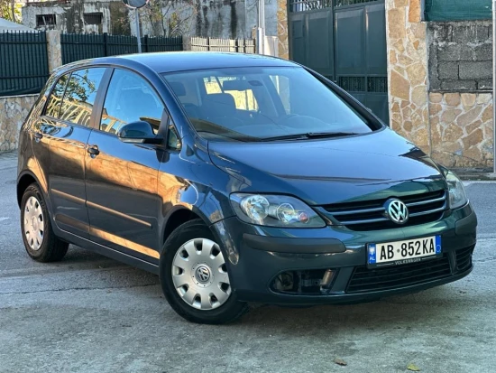 Merrni me qira një Volkswagen Golf Plus të vitit 2008 në Tirana