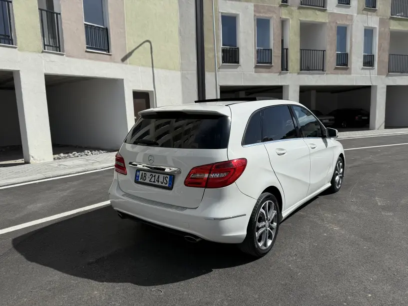 Noleggia un'auto a Tirana Noleggia un'auto a Tirana