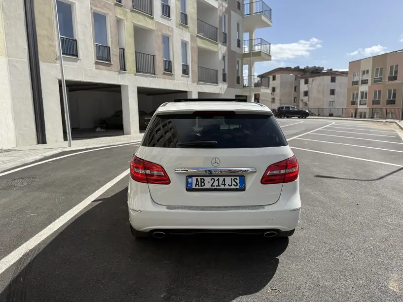 Noleggia un'auto a Tirana Noleggia un'auto a Tirana