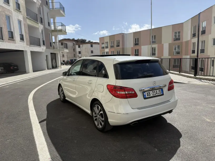 Noleggia un'auto a Tirana Noleggia un'auto a Tirana