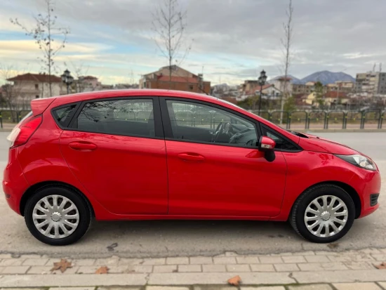 Noleggia una Ford Fiesta dell'anno 2015 a Tirana