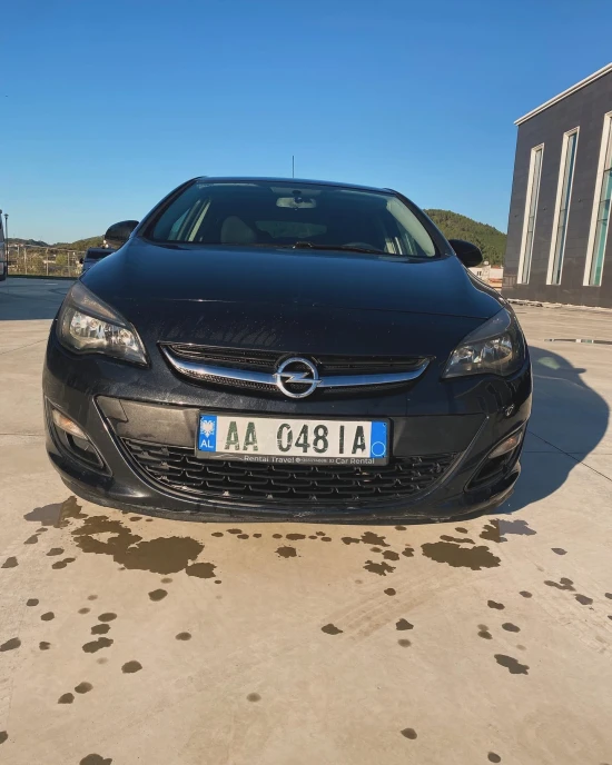 Noleggia una Opel Astra dell'anno 2014 a Tirana