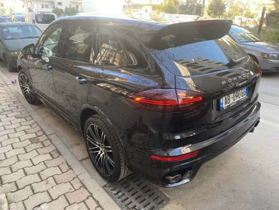 Noleggia una Porsche Cayenne dell'anno 2017 a Tirana