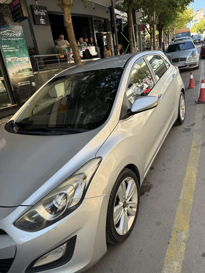 Alquila un coche en Sarandë