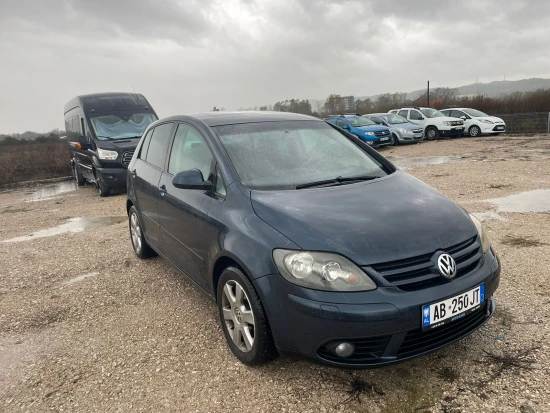 Louer une Volkswagen Golf Plus de l'année 2008 à Tirana