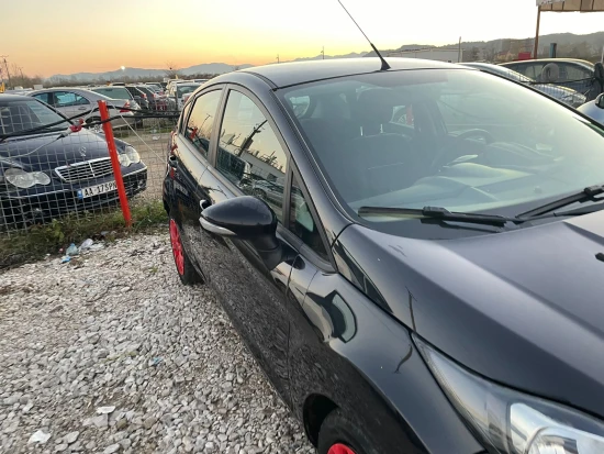 Wynajmij Ford Fiesta z 2015 roku w Tirana