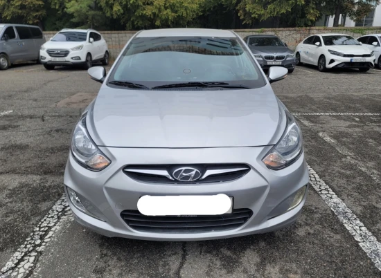 Louer une Hyundai Accent de l'année 2014 à Durrës