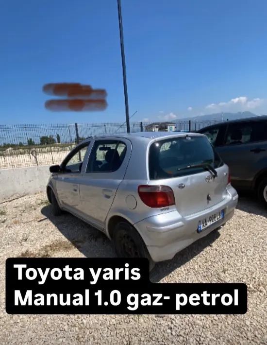 Noleggia una Toyota Yaris dell'anno 2003 a Tirana
