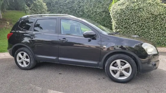 Noleggia una Nissan Almera Tino dell'anno 2013 a Tirana