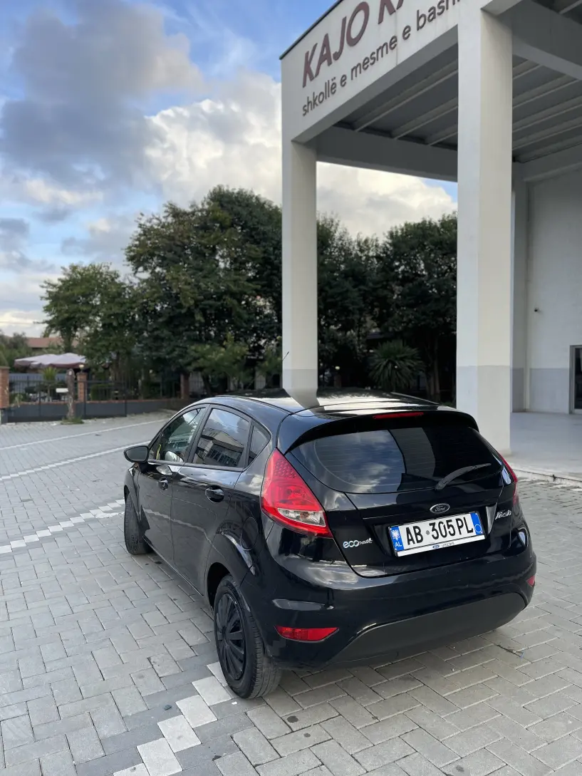 Merrni me qira një makinë në Durrës