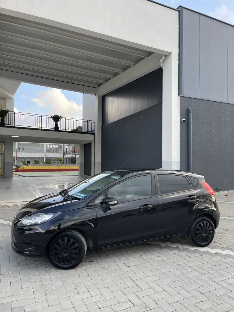 Merrni me qira një makinë në Durrës