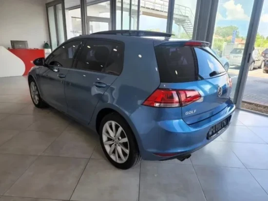 Noleggia una Volkswagen Golf 7 dell'anno 2015 a Tirana