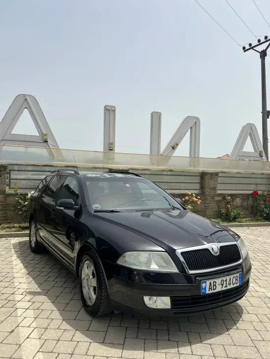 Alquila un 2007 Skoda Octavia en Tirana